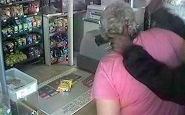 Die rower het vir Els om die nek gegryp waarna sy hom geslaan het.